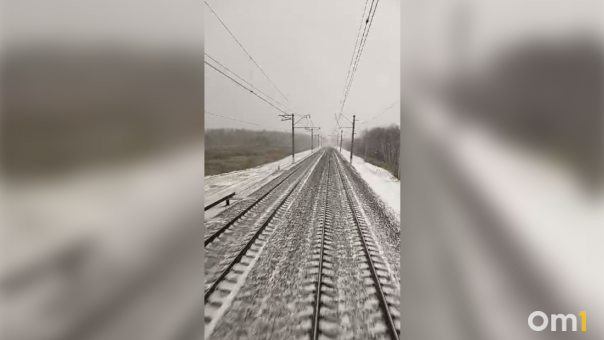 Мощный снегопад накрыл железную дорогу под Новосибирском