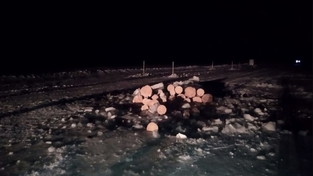 Под лёд Иртыша на одной из омских переправ провалился КамАЗ