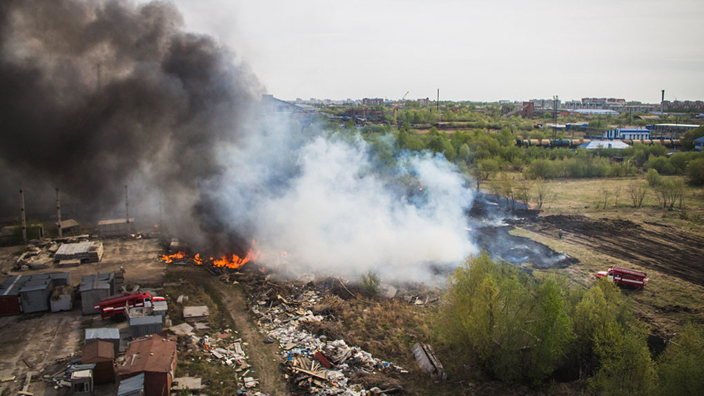 Серьезный пожар: в Омске больше трех часов тушили сухую траву