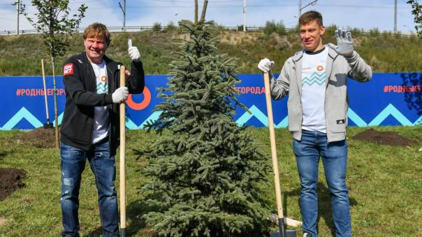 Антон Курьянов и Дамир Шарипзянов посадили деревья у омской Хоккейной Академии