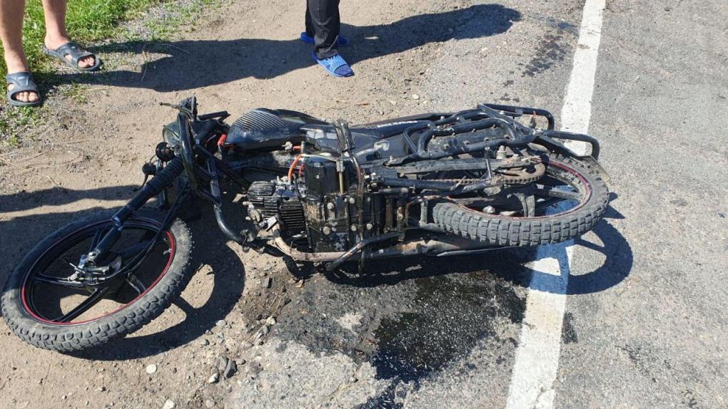 В Омской области сразу два подростка на мопеде попали в аварию