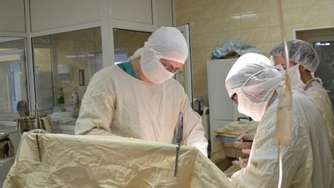 Омские врачи спасли женщину с опухолью в два килограмма