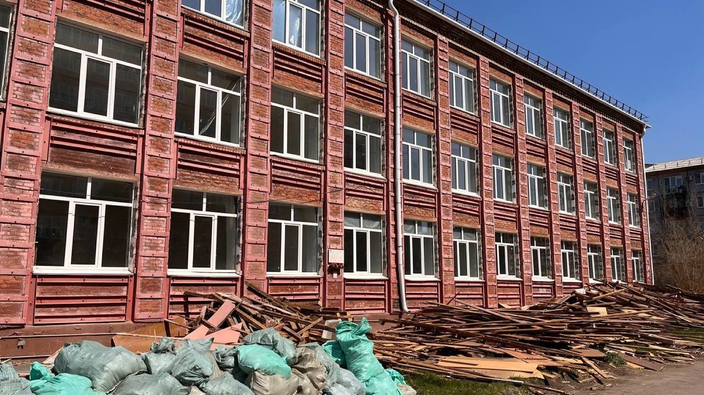 Врио губернатора Хоценко поручил подрядчику увеличить темп работы по капремонту гимназии №75