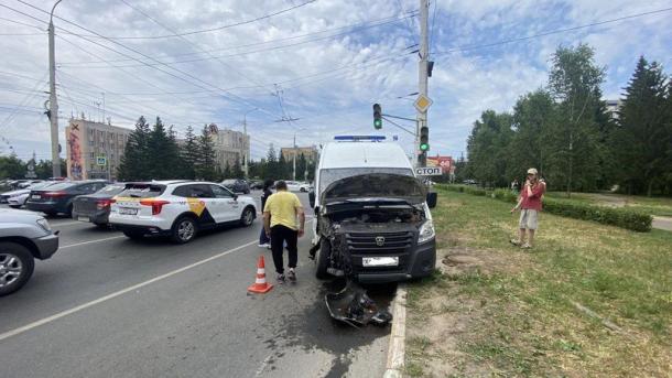 Скорая помощь в Омске попала в аварию — пострадали фельдшеры