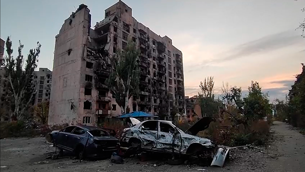 Новосибирский депутат горсовета Антонов заснял разрушенные дома в Мариуполе