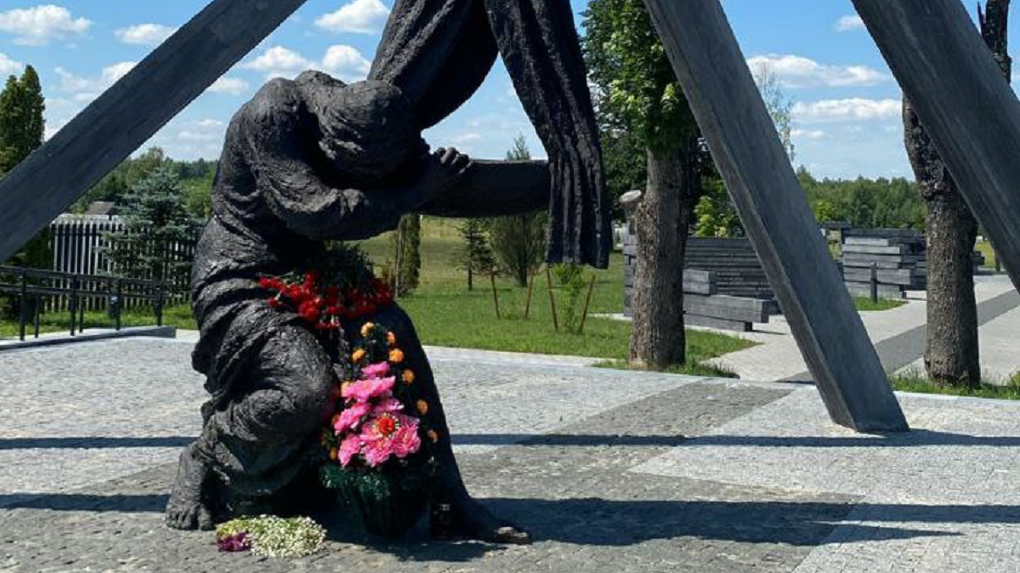 Мэр Омска Шелест приехал в Беларусь, где почтил память погибших в ВОВ