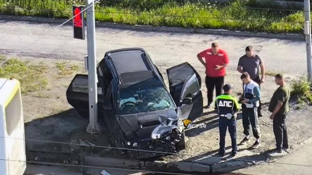 Toyota и Nissan разбились на Трикотажной в Новосибирске: водителю потребовалась помощь