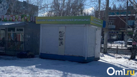 Омичи возмущены появлением ларька после запрета на их установку
