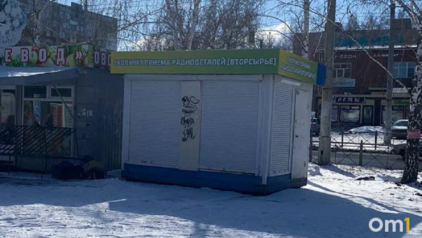 Омичи возмущены появлением ларька после запрета на их установку