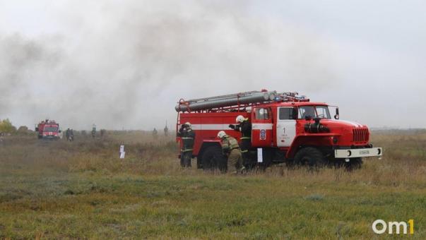 При пожаре на бывшем заводе в Омской области погиб человек