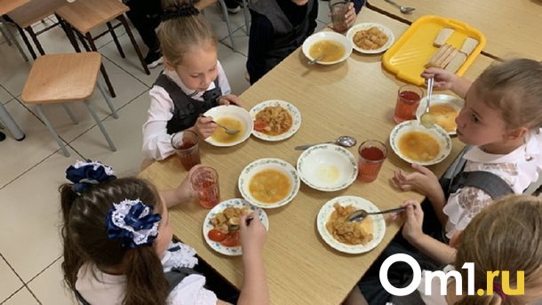 В Омске школьникам на обед дали две ложки риса, и всё