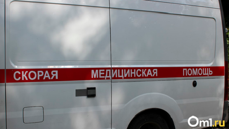 На озере в Новосибирской области автомобилист сбил палатку с омскими рыбаками. ВИДЕО