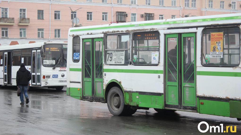 Омский автобус затопило водой через пробоины в днище