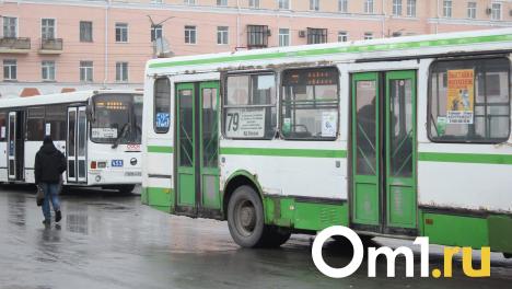 Омский автобус затопило водой через пробоины в днище