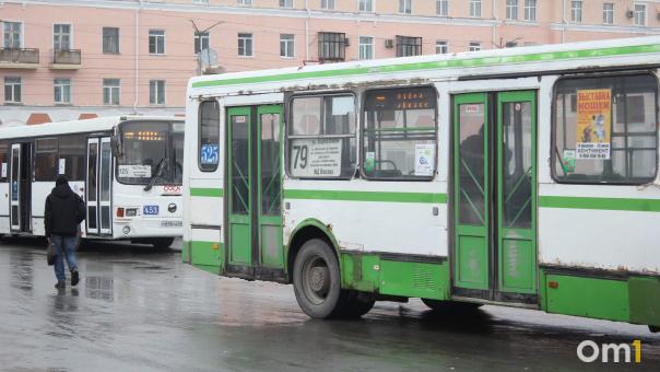 Омский автобус затопило водой через пробоины в днище