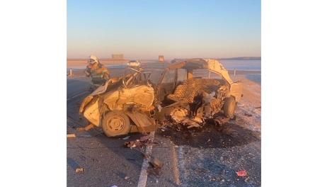 Разорвало пополам: на омской трассе произошло смертельное столкновение ВАЗа с иномаркой