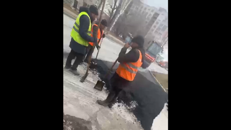 Асфальт поверх льда начали класть в Новосибирской области