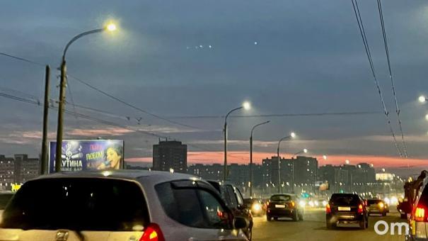 День жестянщика: снегопад в Омске вызвал 7-балльные пробки на дорогах