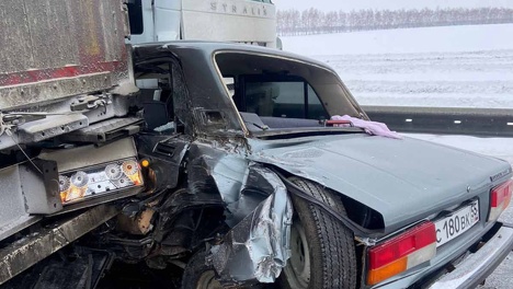 Водитель чудом выжил в легковушке, которую раздавило двумя фурами на трассе Тюмень — Омск