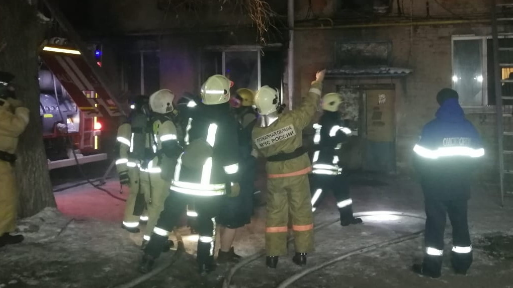 Ожоги, отравление и перелом позвоночника. Четыре омича пострадали при пожаре в Комсомольском городке