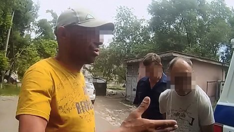 Омич лишился банковской карты и телефона, приняв грабителя за таксиста, которому был должен деньги