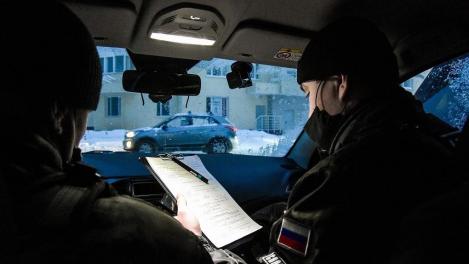 Мужчина закидывает окно бывшей невесты камнями в Новосибирске