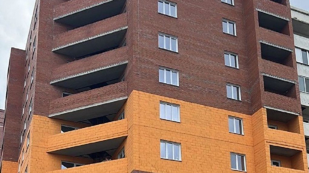 В Омске достроили 10-этажный проблемный дом, где квартиры получат 39 дольщиков