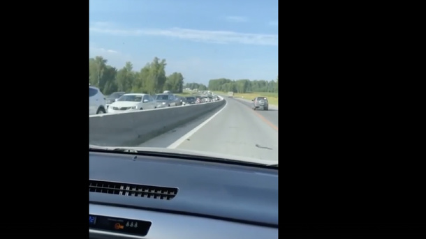 Многокилометровая пробка из желающих увидеть авиашоу в Мочище собралась под Новосибирском