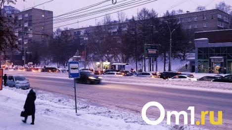 Омичи встали в огромную пробку на улице Красный Путь