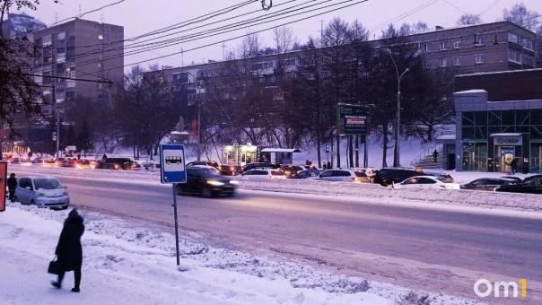 Омичи встали в огромную пробку на улице Красный Путь
