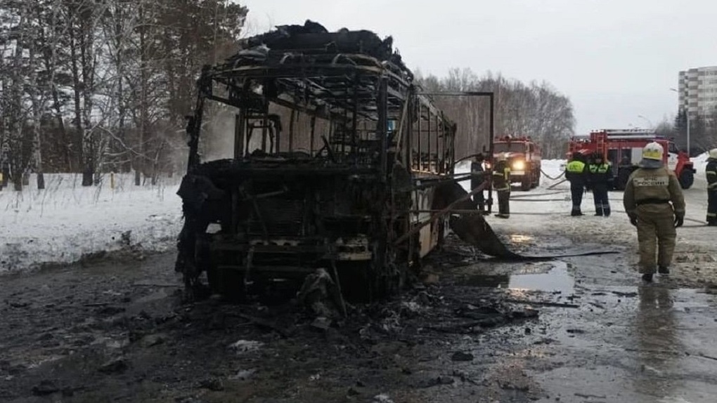 Внутренности выгорели: в Новосибирске вспыхнул пассажирский автобус с водителем
