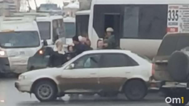 В центре Омска произошло массовое ДТП с участием маршрутки