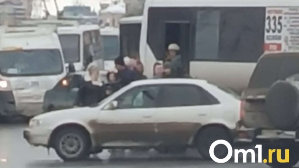 В центре Омска произошло массовое ДТП с участием маршрутки