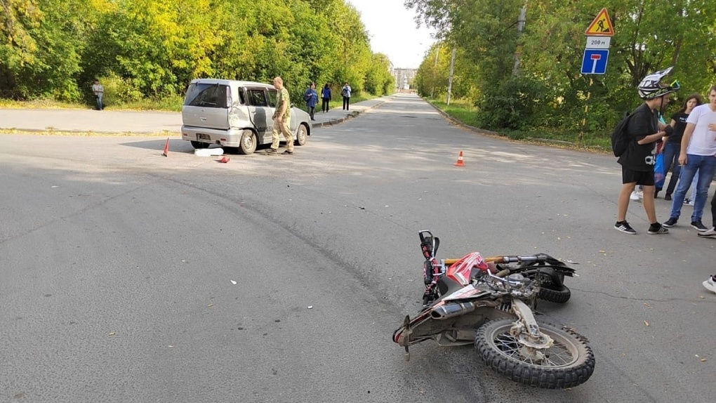 Два несовершеннолетних пострадали при столкновении мотоцикла и автомобиля в Новосибирске