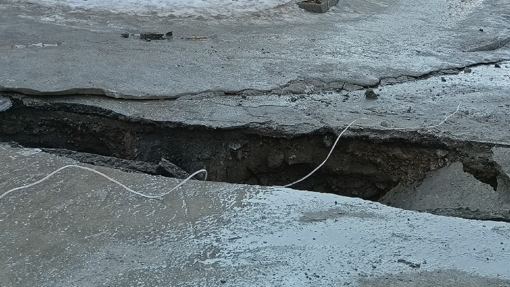 В Новосибирске часть дорожного покрытия провалилась под землю