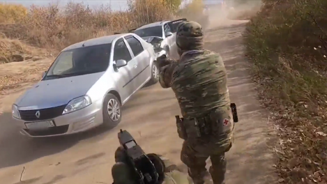 Омских полицейских поймали с «закладками» в гаражах