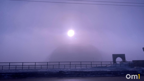 Что это? Омичей шокировала утренняя мгла в городе