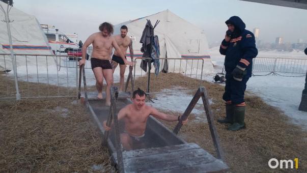 Более 4 тысяч новосибирцев окунулись в ледяные купели на Крещение