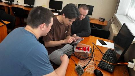 Студенты НГТУ обманули двойников: урна для голосования с распознаванием лиц