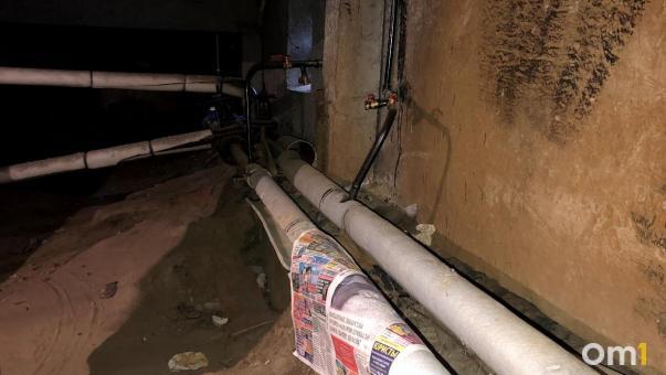 «Милости просим в купель»: в Нефтяниках уже три недели протекает теплотрасса