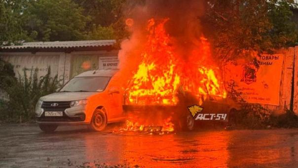 В Новосибирске сгорел ВАЗ с человеком внутри: авто стало смертельной ловушкой