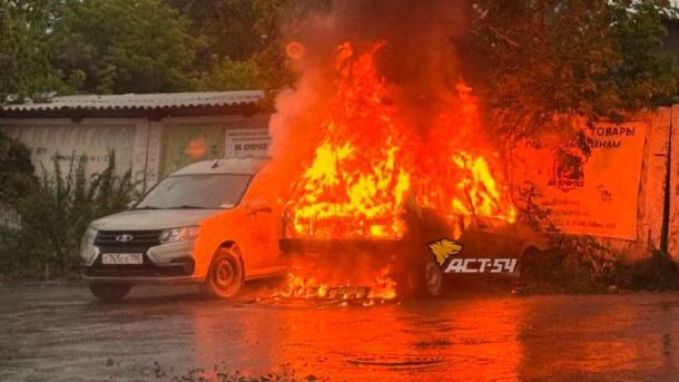 В Новосибирске сгорел ВАЗ с человеком внутри: авто стало смертельной ловушкой