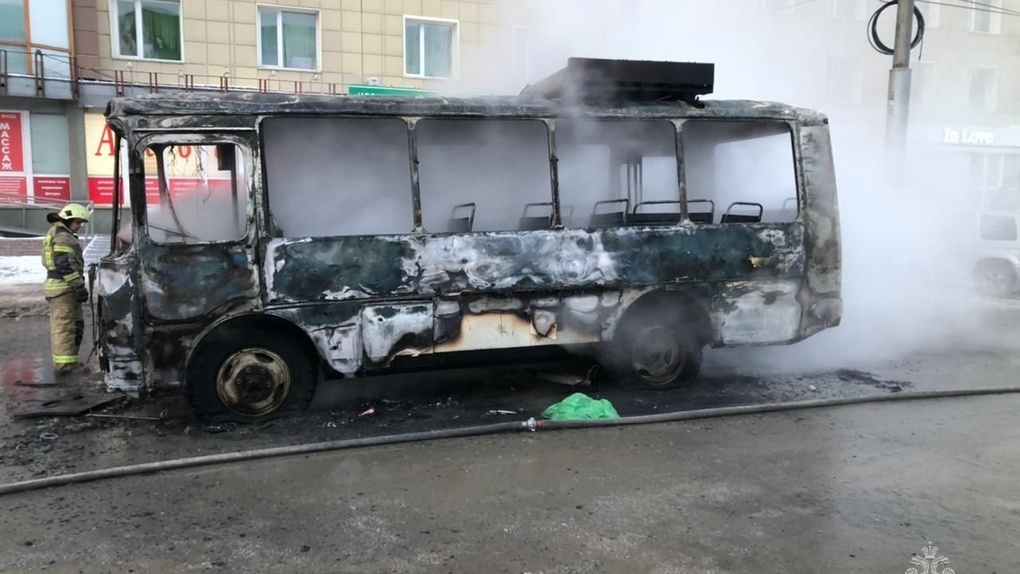 На площади Маркса в Новосибирске сгорел пассажирский автобус с водителем внутри. Фото