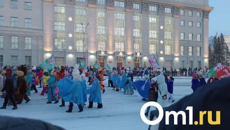 Яркое шоу новогодних игрушек проходит в центре Новосибирска