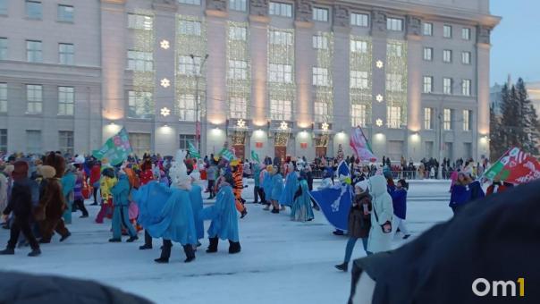 Яркое шоу новогодних игрушек проходит в центре Новосибирска