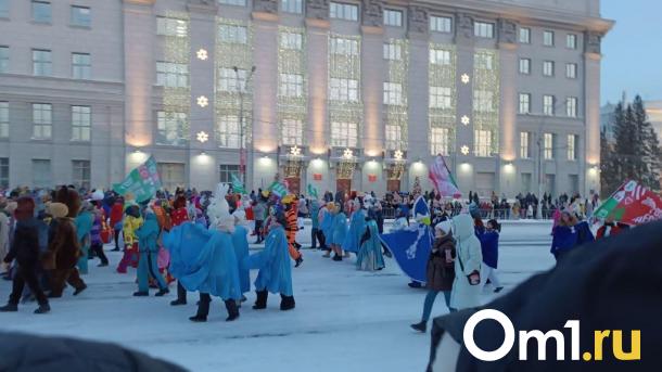 Яркое шоу новогодних игрушек проходит в центре Новосибирска