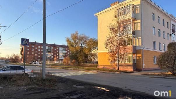 У сквера Героев-авиаторов нарисовали переход из газона в грязь