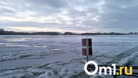 Проваливаются в воду, но все равно идут: на разрушающем льду Иртыша заметили рыбаков