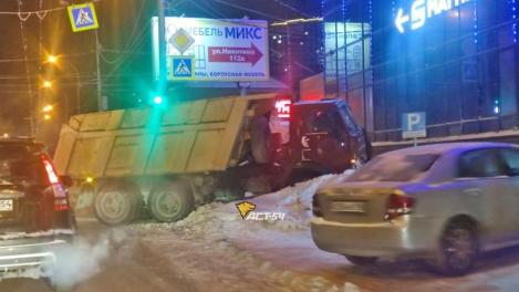 В Новосибирске большегруз «КамАЗ» съехал с дороги и врезался в сугроб