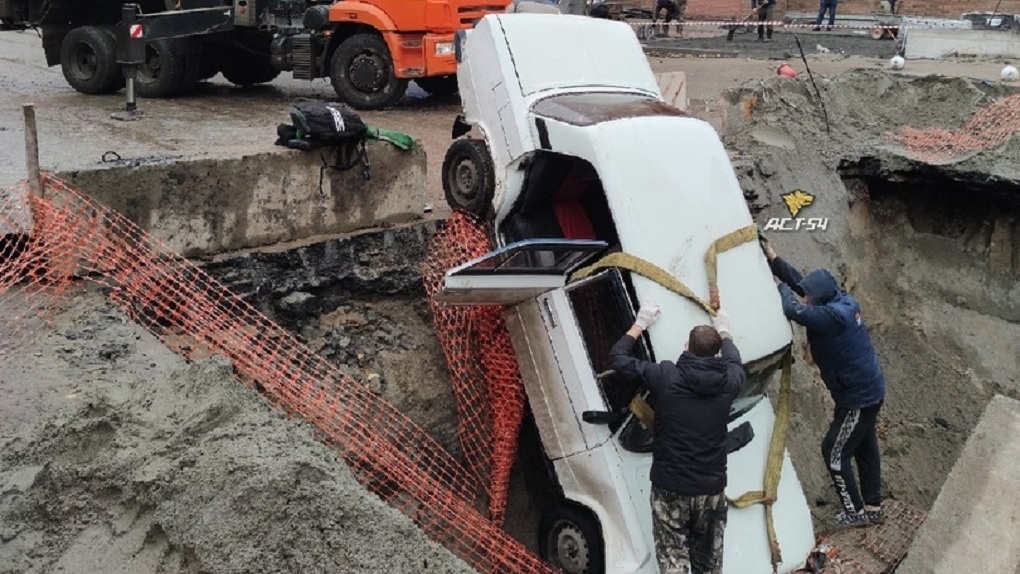 Очередной прыжок в коммунальную яму: в Новосибирске водитель влетел в разрытую теплотрассу